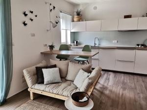 sala de estar con sofá y cocina en Al 50 mq, en Lecce