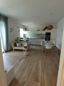 sala de estar con sofá y mesa en Al 50 mq, en Lecce