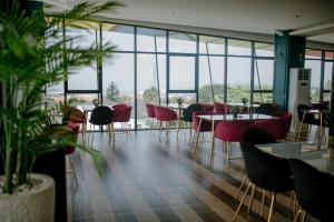 The Bountie Hotel and Convention Centre Sukabumi 레스토랑 또는 맛집