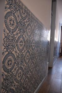 a room with a wall with a patterned wall at Casa da Nonô in Coimbra