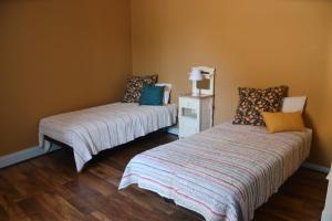 a room with two beds in a room at Casa da Nonô in Coimbra