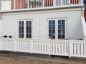 een wit hek voor een wit huis bij Holiday home Gråsten LXVIII in Gråsten