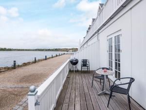 een balkon met 2 stoelen en een tafel op een gebouw bij Holiday home Gråsten LXVIII in Gråsten