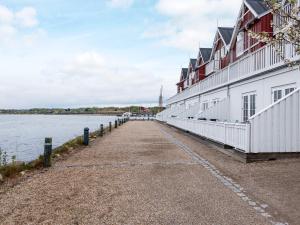 een gebouw aan de oever van een waterlichaam bij Holiday home Gråsten LXVIII in Gråsten