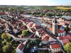 Uma visão geral de Telč ou uma vista da cidade tirada da casa de hóspedes