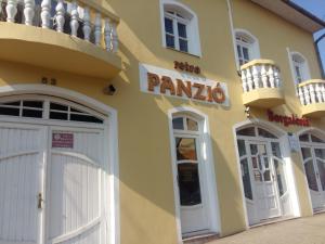 um edifício amarelo com uma placa de pantomico em Retro Panzió em Pécs