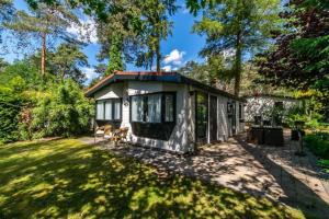 een klein huisje midden in een tuin bij Chalet "de Hazelnoot" te Diever in Diever