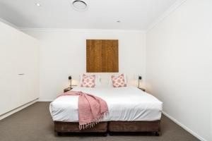 Cama ou camas em um quarto em Byron Bay Hotel and Apartments