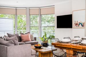 Uma TV ou centro de entretenimento em Byron Bay Hotel and Apartments