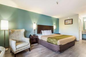 Krevet ili kreveti u jedinici u okviru objekta Econo Lodge Inn & Suites I-65