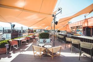 A restaurant or other place to eat at Storchen Zürich - Lifestyle boutique Hotel