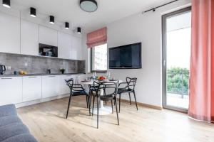 een keuken en eetkamer met een tafel en stoelen bij Apartament Old Town Nest in Gdańsk