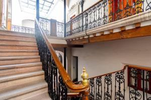 eine Treppe in einem Haus mit Holzgeländer in der Unterkunft Hotel Madero in Querétaro