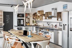 cocina con mesa de madera y sillas en Stay KooooK Bern Wankdorf - Online Check In, en Berna