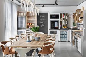 cocina con mesa de madera y sillas en Stay KooooK Bern Wankdorf - Online Check In, en Berna