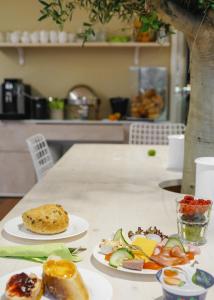 zwei Teller Essen auf einem Tisch in der Unterkunft Town Hotel Wiesbaden - kleines Privathotel in Bestlage in Wiesbaden