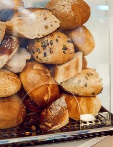 ein Stapel verschiedener Brotsorten in einer Vitrine in der Unterkunft Town Hotel Wiesbaden - kleines Privathotel in Bestlage in Wiesbaden