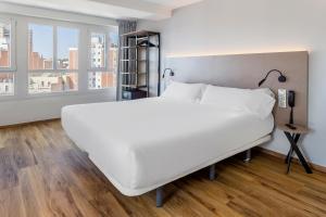 タラゴナにあるB&B HOTEL Tarragona Centro Urbisの窓付きの客室で、白い大型ベッド1台が備わります。