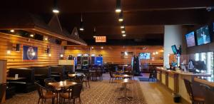 un ristorante con tavoli e sedie e un bar di Super 8 by Wyndham Spruce Grove a Spruce Grove