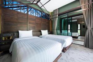 Giường trong phòng chung tại Ao Cho Grandview Hideaway Resort