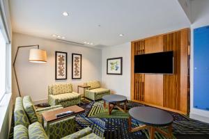 טלויזיה ו/או מרכז בידור ב-Holiday Inn Express - Evansville by IHG