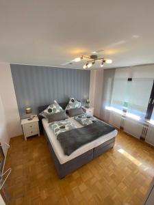 Un dormitorio con una cama grande y una ventana en Ferienwohnung Baumberger-Auszeit, en Coesfeld