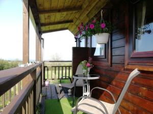 Un balcón o terraza en Carrowkeel Cabin