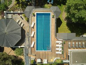 - une vue sur la piscine située dans un bâtiment dans l'établissement ROEWERS Privathotel & Spa, à Sellin