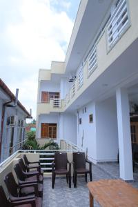 een balkon van een huis met stoelen en een tafel bij Hotel Cedar in Jaffna