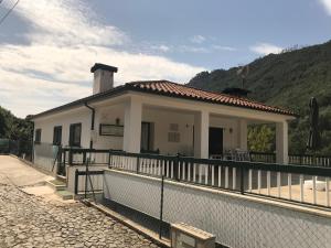 a white house with a fence in front of it at Casa Lola Principe in Geres