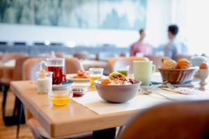 - une table en bois avec un bol de nourriture dans l'établissement TUI BLUE Fieberbrunn, à Fieberbrunn