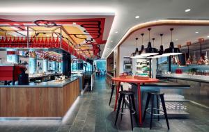 Zona de lounge sau bar la citizenM Geneva