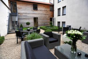 un patio con divani, sedie e tavolo di Flanders Hotel a Bruges