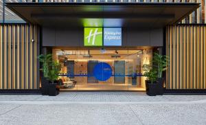 ด้านหน้าอาคารหรือทางเข้าของ Holiday Inn Express Sydney Airport, an IHG Hotel