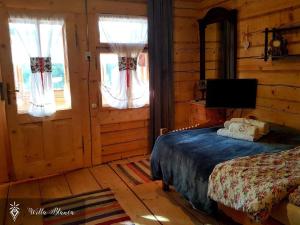 1 dormitorio con 1 cama en una cabaña de madera en Willa Blanca Zakopane, en Zakopane