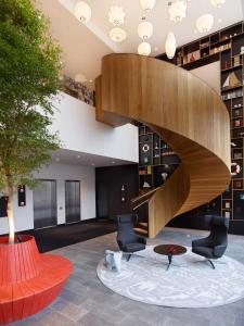 een trap in een lobby met stoelen en een tafel bij citizenM Rotterdam in Rotterdam