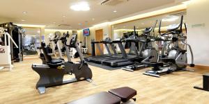 een fitnessruimte met verschillende loopbanden en crosstrainers bij Crowne Plaza Nottingham, an IHG Hotel in Nottingham