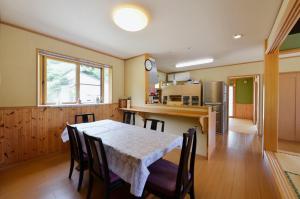 een keuken en eetkamer met een tafel en stoelen bij Omoritei - Vacation STAY 9265 in Nasushiobara