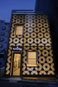 Shinjuku Miyabi Residence - Vacation STAY 94836 في طوكيو: مبنى ذات نمط هندسي من جانبه