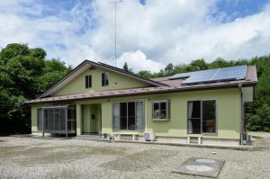 een huis met zonnepanelen op het dak bij Omoritei - Vacation STAY 9265 in Nasushiobara