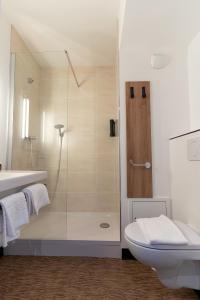 e bagno con doccia, servizi igienici e lavandino. di B&B HOTEL Poitiers Aéroport a Poitiers