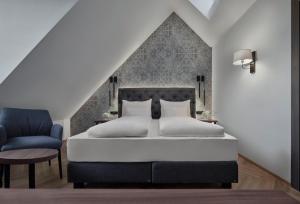 Tempat tidur dalam kamar di Hotel Schwarzer Adler Innsbruck