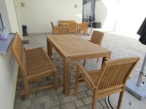 - une table et des chaises en bois dans l'établissement Peter Lamster Top2, à Frauenkirchen