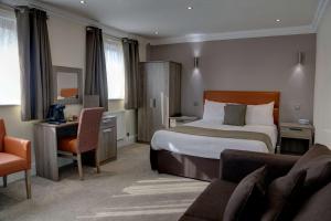 Tempat tidur dalam kamar di Best Western Bolholt Country Park Hotel