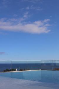 - une piscine avec vue sur l'océan dans l'établissement Three House Hotel, à Funchal