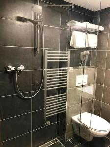 bagno con doccia e servizi igienici. di Hotel Atrium a Vyškov