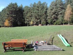 un parco con due panchine e uno scivolo in un campo di Parlunkhof a Castelrotto