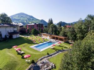 una vista aérea de una casa con piscina en Hotel Sonnschein, en Niederau