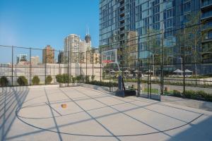 - un terrain de basket au milieu d'une ville dans l'établissement Level Chicago - Old Town, à Chicago