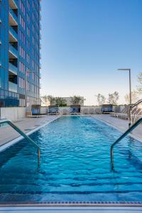 - une grande piscine d'eau bleue dans un bâtiment dans l'établissement Level Chicago - Old Town, à Chicago